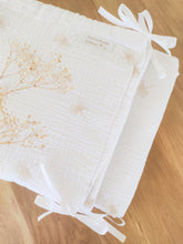 Charger l&#39;image dans la galerie, Tour de lit bébé en double gaze de coton blanc feuilles beiges brodées Fabriqué en France - Les p&#39;tites Merveilles de Bérénice
