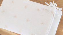 Charger l&#39;image dans la galerie, Tour de lit bébé en double gaze de coton blanc feuilles beiges brodées Fabriqué en France - Les p&#39;tites Merveilles de Bérénice
