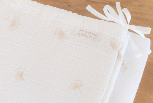 Tour de lit bébé en double gaze de coton blanc feuilles beiges brodées Fabriqué en France - Les p'tites Merveilles de Bérénice