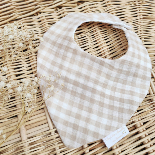 Bavoir bandana bébé "Carreaux" beiges et blanc en double gaze de coton fabriqué en France - Les p'tites Merveilles de Bérénice