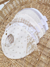 Charger l&#39;image dans la galerie, Bavoirs bandanas bébé en double gaze de coton BIO tons beige blanc écru marron Fabriqué en France | Les p&#39;tites Merveilles de Bérénice

