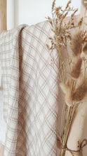 Charger l&#39;image dans la galerie, Grand lange bébé à carreaux tons beiges en double gaze de coton 100 x 100 cm Fabriqué en France - Les p&#39;tites Merveilles de Bérénice
