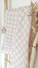 Charger l&#39;image dans la galerie, Grand lange bébé à carreaux vichy beige et blanc en double gaze de coton 100 x 100 cm fabriqué en France - Les p&#39;tites Merveilles de Bérénice

