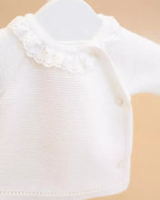 Charger l&#39;image dans la galerie, Brassière bébé blanche tricotée en France avec col en broderie anglaise | Fabriquée en France pour Les p&#39;tites Merveilles de Bérénice

