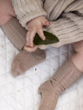 Charger l&#39;image dans la galerie, Chaussettes hautes bébé mixtes en coton grosses côtes couleur marron nougat style bohème rétro vintage pour Les p&#39;tites Merveilles de Bérénice
