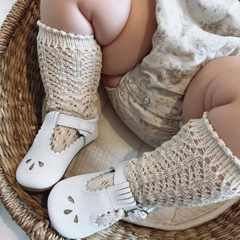 Chaussettes hautes bébé en coton ajouré pointelle écru style bohème rétro vintage pour Les p'tites Merveilles de Bérénice