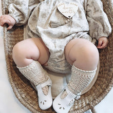 Charger l&#39;image dans la galerie, Chaussettes hautes bébé en coton ajouré pointelle écru style bohème rétro vintage pour Les p&#39;tites Merveilles de Bérénice
