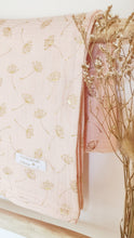 Charger l&#39;image dans la galerie, Lange bébé en double gaze de coton &quot;pissenlits&quot; dorés et rose nude 100 x 100 cm fabriqué en France par Les p&#39;tites Merveilles de Bérénice
