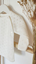 Charger l&#39;image dans la galerie, Brassière bébé fille mixte naissance ajourée pointelle écru durable et écoresponsable tricotée en France pour Les p&#39;tites Merveilles de Bérénice
