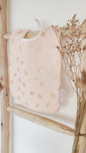 Charger l&#39;image dans la galerie, Grand bavoir bébé rose fleurs de pissenlits dorées en double gaze et nid d&#39;abeille de coton BIO durable et écoresponsable fabriqué en France par Les p&#39;tites Merveilles de Bérénice
