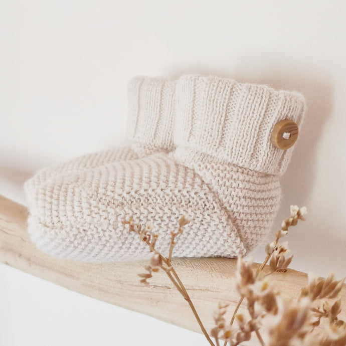 Chaussons bébé mixtes en tricot laine chauds écru et bouton bois fabriqués en France pour Les p'tites Merveilles de Bérénice