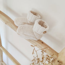 Charger l&#39;image dans la galerie, Chaussons bébé mixtes en tricot laine chauds écru et bouton bois fabriqués en France pour Les p&#39;tites Merveilles de Bérénice
