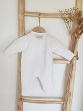 Charger l&#39;image dans la galerie, Combinaison bébé tricotée en France avec broderie poitrine &quot;petit cœur&quot; fabriquée en France pour Les p&#39;tites Merveilles de Bérénice
