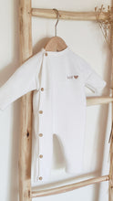 Charger l&#39;image dans la galerie, Combinaison bébé tricotée en France avec broderie poitrine &quot;petit cœur&quot; fabriquée en France pour Les p&#39;tites Merveilles de Bérénice
