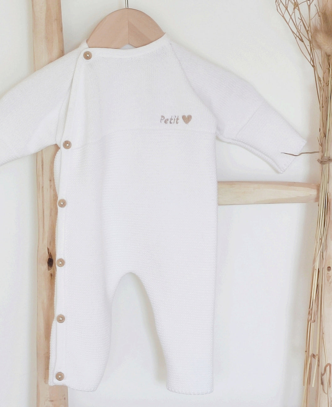 Combinaison bébé tricotée en France avec broderie poitrine 