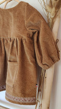 Charger l&#39;image dans la galerie, Robe bébé &quot;Margot&quot; à manches longues en velours côtelé de coton lavé praliné fabriqué en France par Les p&#39;tites Merveilles de Bérénice
