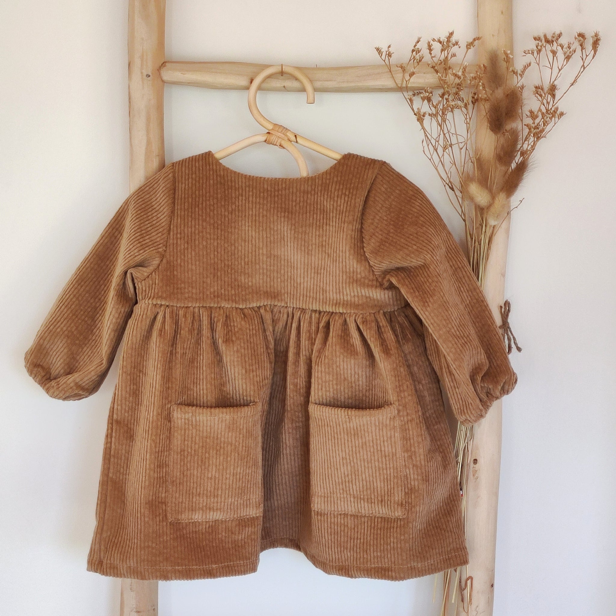 Robe Enfant Katvig En Velours Chocolat - Taille 4-5 Ans - Occasion Très Bon état