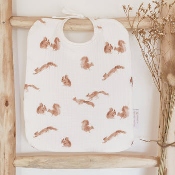 Grand bavoir bébé "Écureuils" roux écru en double gaze et nid d'abeille de coton Biologique fabriqué en France par Les p'tites Merveilles de Bérénice