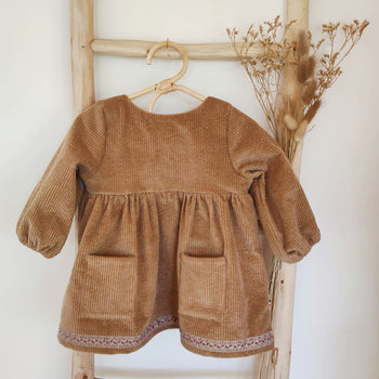 Robe bébé "Margot" à manches longues en velours côtelé de coton lavé praliné fabriqué en France par Les p'tites Merveilles de Bérénice