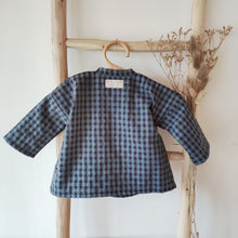 Charger l&#39;image dans la galerie, Chemise bébé garçon Matisse en double gaze de coton recyclé vichy bleu et noir écoresponsable fabriquée en France par Les p&#39;tites Merveilles de Bérénice
