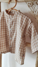 Charger l&#39;image dans la galerie, Chemise bébé garçon Matisse en double gaze de coton vichy beige et blanc écoresponsable fabriquée en France par Les p&#39;tites Merveilles de Bérénice
