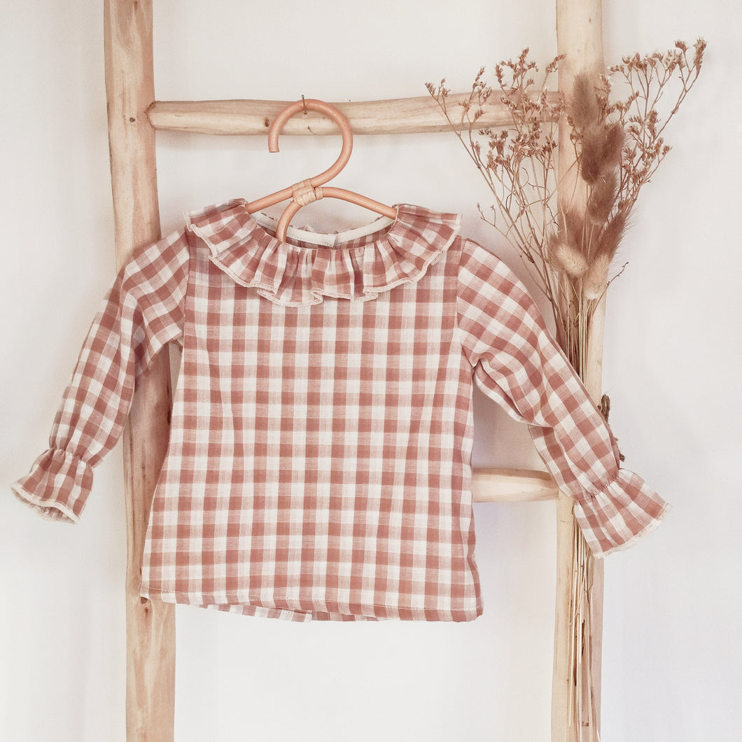 Blouse bébé fille Flora en double gaze de coton vichy vieux rose et blanc durable et écoresponsable fabriquée en France par Les p'tites Merveilles de Bérénice