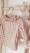 Charger l&#39;image dans la galerie, Blouse bébé fille Flora en double gaze de coton vichy vieux rose et blanc durable et écoresponsable fabriquée en France par Les p&#39;tites Merveilles de Bérénice
