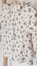 Charger l&#39;image dans la galerie, Blouse bébé fille Flora en double gaze de coton lin beige à fleurs corail et jupe à bretelles volantées en velours côtelé vieux rose durable et écoresponsable fabriquée en France par Les p&#39;tites Merveilles de Bérénice
