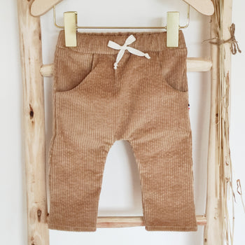 Pantalon bébé "Mahé" en velours côtelé praliné durable et écoresponsable fabriqué en France par Les p'tites Merveilles de Bérénice