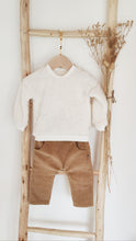 Charger l&#39;image dans la galerie, Ensemble bébé garçon sweat sherpa mouton écru avec pantalon bébé &quot;Mahé&quot; en velours côtelé praliné
