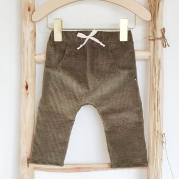 Pantalon bébé "Mahé" en velours vert mousse durable et écoresponsable fabriqué en France par Les p'tites Merveilles de Bérénice