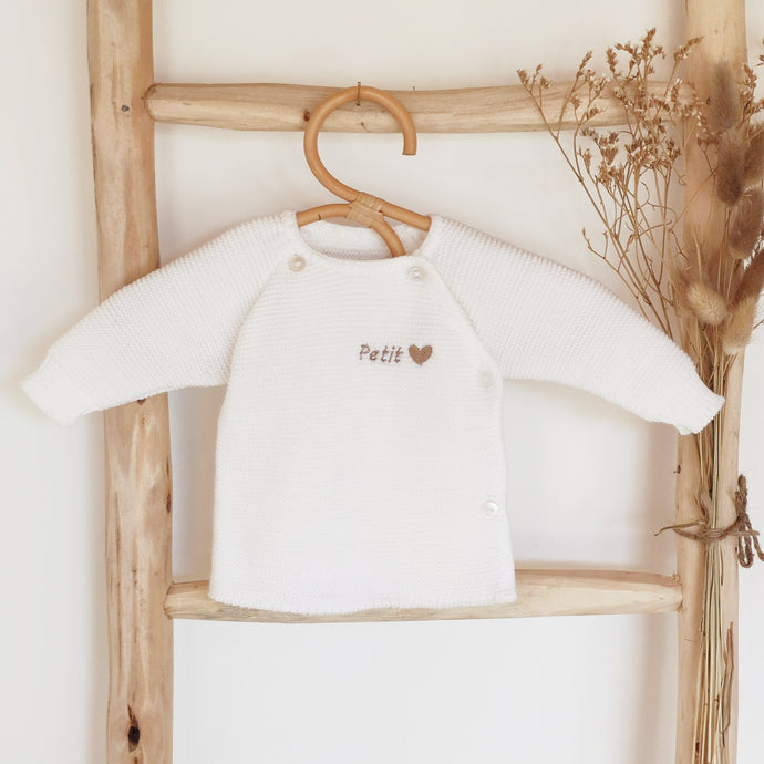 Brassière bébé tricotée en France avec broderie personnalisée - Fabriquée en France pour Les p'tites Merveilles de Bérénice