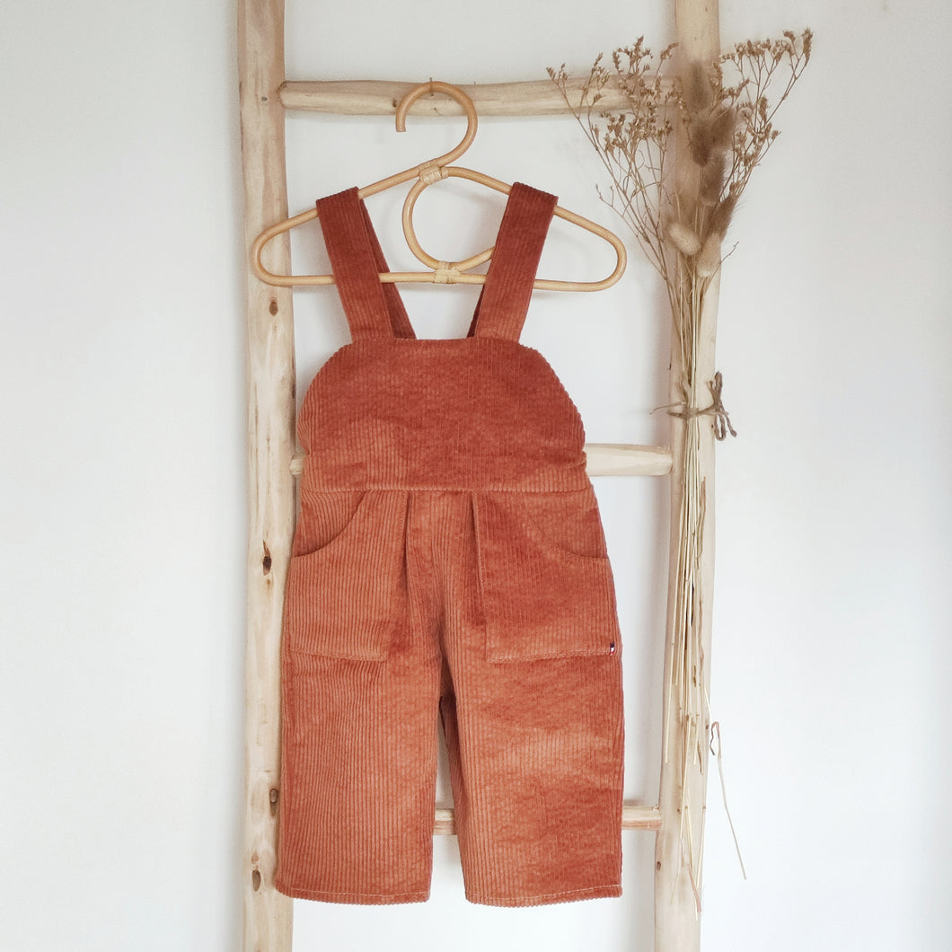 Salopette en velours côtelé rouge orangé brique / rouille pour bébé / enfant Sam bohème rétro farmer écoresponsable et durable fabriquée en France par Les p'tites Merveilles de Bérénice