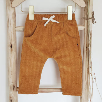 Pantalon bébé "Mahé" en velours orange écureuil durable et écoresponsable fabriqué en France par Les p'tites Merveilles de Bérénice