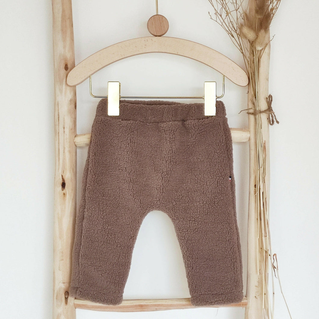 Pantalon bébé cocooning ourson Naël en fausse fourrure mouton sherpa chocolat écoresponsable et durable fabriqué en France par Les p'tites Merveilles de Bérénice