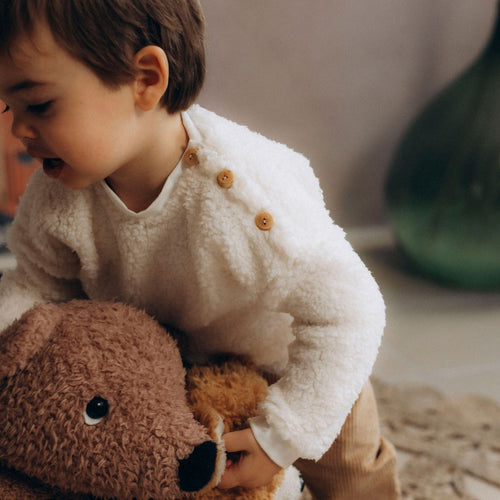 Sweat ourson peluche bébé en fausse fourrure mouton sherpa écru et coton BIO écoresponsable fabriqué en France par Les p'tites Merveilles de Bérénice porté par Robin 20 mois