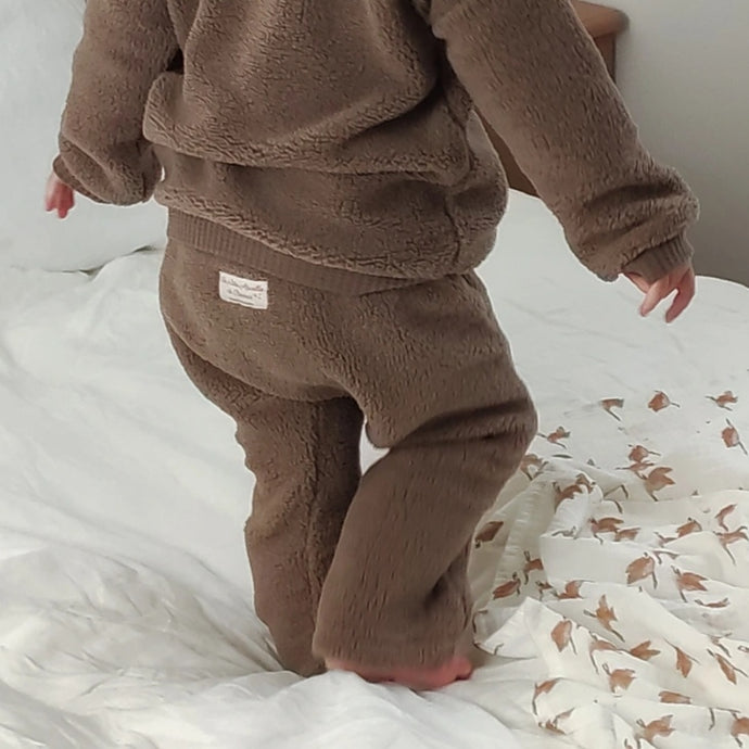 Pantalon Naël ourson bébé fausse fourrure moumoute sherpa chocolat écoresponsable et durable fabriqué en France par Les p'tites Merveilles de Bérénice porté par Alice 27 mois