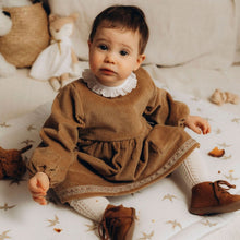 Charger l&#39;image dans la galerie, Robe bébé &quot;Margot&quot; à manches longues en velours côtelé de coton lavé praliné fabriqué en France par Les p&#39;tites Merveilles de Bérénice portée par Suzanne 14 mois
