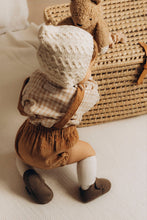 Charger l&#39;image dans la galerie, Salopette bloomer bébé &quot;Eden&quot; évolutive en velours côtelé marron noisette fabriquée en France par Les p&#39;tites Merveilles de Bérénice portée par Andréa 10 mois
