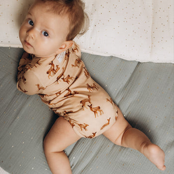 Body bébé "Sacha" à manches longues et col pressionné en jersey de coton soyeux beige "Biches" fabriqué en France par Les p'tites Merveilles de Bérénice 6-9 mois porté par Lison 6 mois