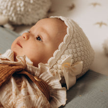 Charger l&#39;image dans la galerie, Bonnet béguin bébé mixte tricoté en laine mérinos mélangée écru avec nœud style bohème rétro vintage pour Les p&#39;tites Merveilles de Bérénice porté par Lison 6 mois
