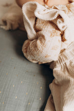 Charger l&#39;image dans la galerie, Blouse bébé fille Flora en double gaze de coton écureuils folk écru et beige et jupe à bretelles volantées en velours côtelé noisette durable et écoresponsable fabriquée en France par Les p&#39;tites Merveilles de Bérénice portée par Louison 6 mois
