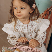 Charger l&#39;image dans la galerie, Blouse bébé fille Flora en coton Biologique silkyne écru à carreaux et roses anciennes durable et écoresponsable fabriquée en France par Les p&#39;tites Merveilles de Bérénice portée par Charlie 24 mois
