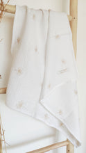 Charger l&#39;image dans la galerie, Lange bébé en double gaze de coton blanc 60 x 60 cm feuilles de ginkgo beiges brodées écoresponsable fabriqué en France par Les p&#39;tites Merveilles de Bérénice
