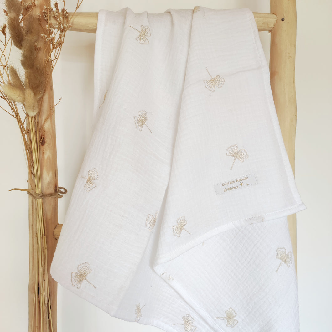 Lange bébé en double gaze de coton blanc 60 x 60 cm feuilles de ginkgo beiges brodées écoresponsable fabriqué en France par Les p'tites Merveilles de Bérénice