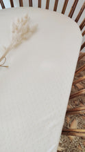 Charger l&#39;image dans la galerie, Drap housse en jersey de coton blanc ajouré pour matelas berceau bébé 40 x 80 et 50 x 90 cm fabriqué en France par Les p&#39;tites Merveilles de Bérénice
