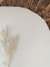 Charger l&#39;image dans la galerie, Drap housse en jersey de coton blanc ajouré pour matelas berceau bébé 40 x 80 et 50 x 90 cm fabriqué en France par Les p&#39;tites Merveilles de Bérénice
