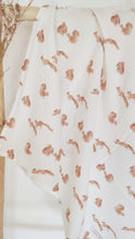 Charger l&#39;image dans la galerie, Lange bébé en coton &quot;Ecureuils&quot; roux et blanc fabriqué en France par Les p&#39;tites Merveilles de Bérénice
