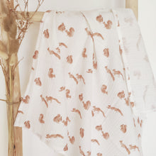 Charger l&#39;image dans la galerie, Lange bébé en coton &quot;Ecureuils&quot; roux et blanc fabriqué en France par Les p&#39;tites Merveilles de Bérénice

