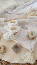 Charger l&#39;image dans la galerie, Couverture bébé &quot;broderie anglaise&quot; gaze de coton blanche, pompons et fausse fourrure écrue fabriquée en France par Les p&#39;tites Merveilles de Bérénice
